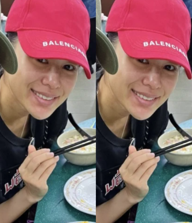 李乘德夫妇共度周末！两人吃路边摊超接地气，41岁胡杏儿素颜显老