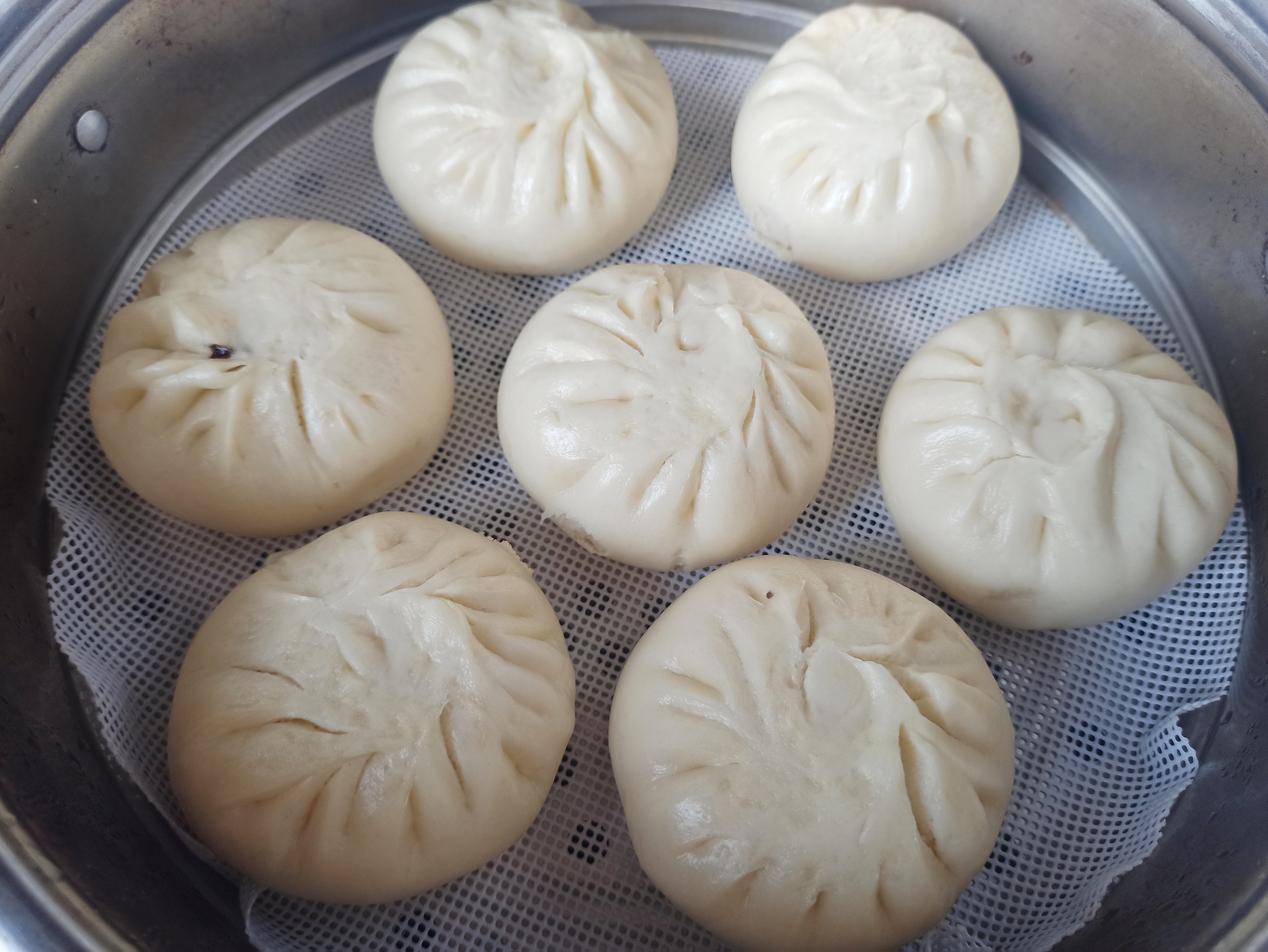 蒸馒头的时候,包上几个糖包子,不露糖不开裂,咬上一口甜香四溢