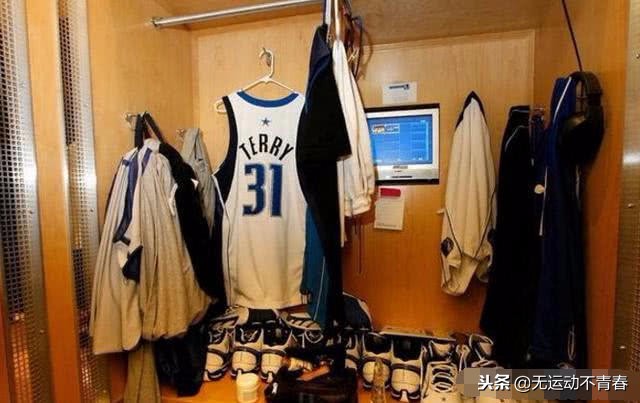 世界杯球衣赛后怎么处理(你知道吗？NBA球员打完比赛后，是这样处理衣服和鞋子的！)