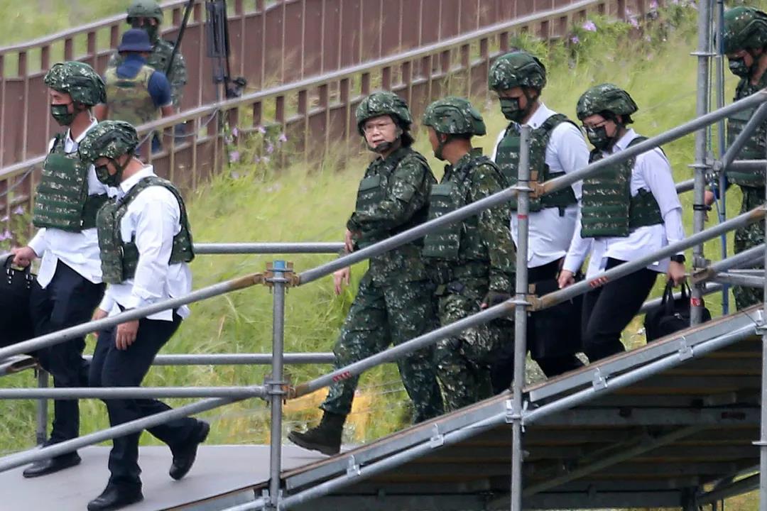大陆文武两手制台：解放军军机兵分两路，在陆台企被依法查处
