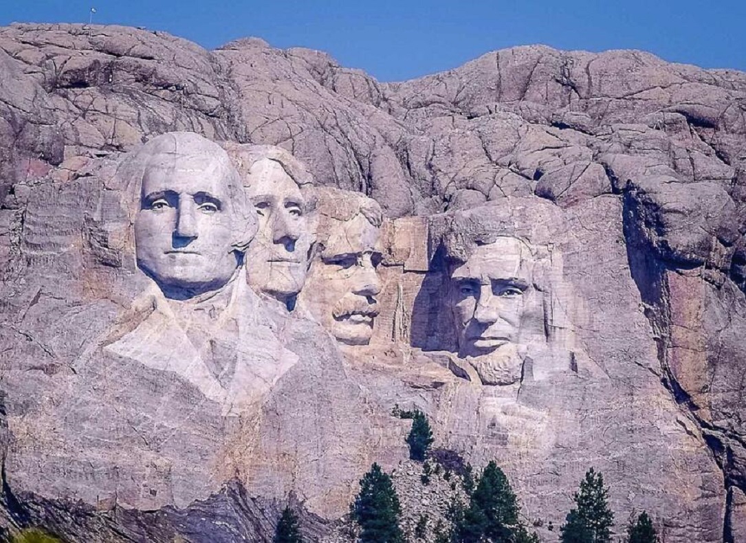 美国总统雕塑山的背面图片