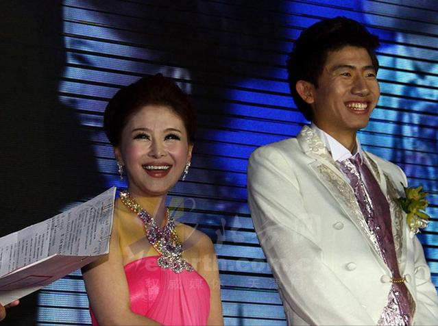 第二位是陈小曼,她是国足球员周海滨的妻子,不仅长相漂亮,还是真正的