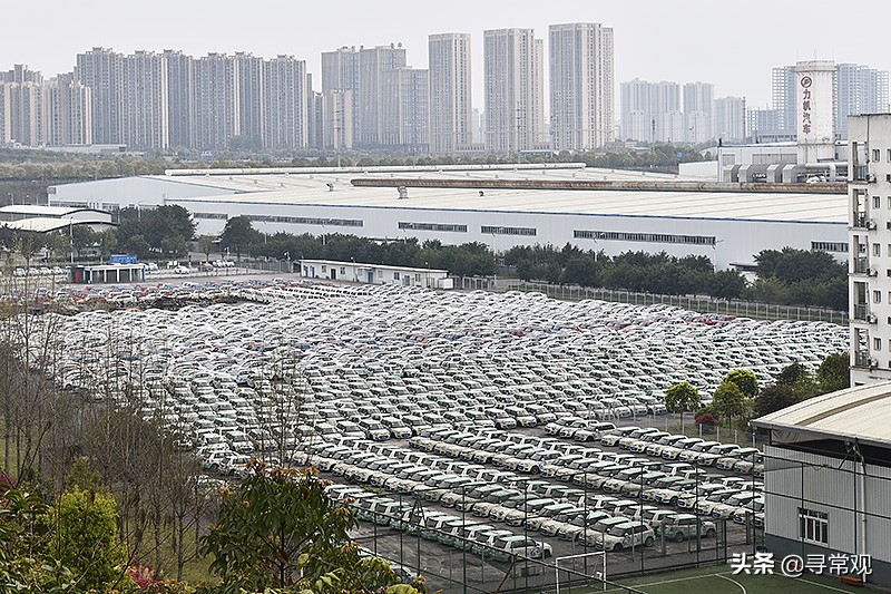 探访重庆这个巨型共享汽车“坟场”，密密麻麻，场面震撼
