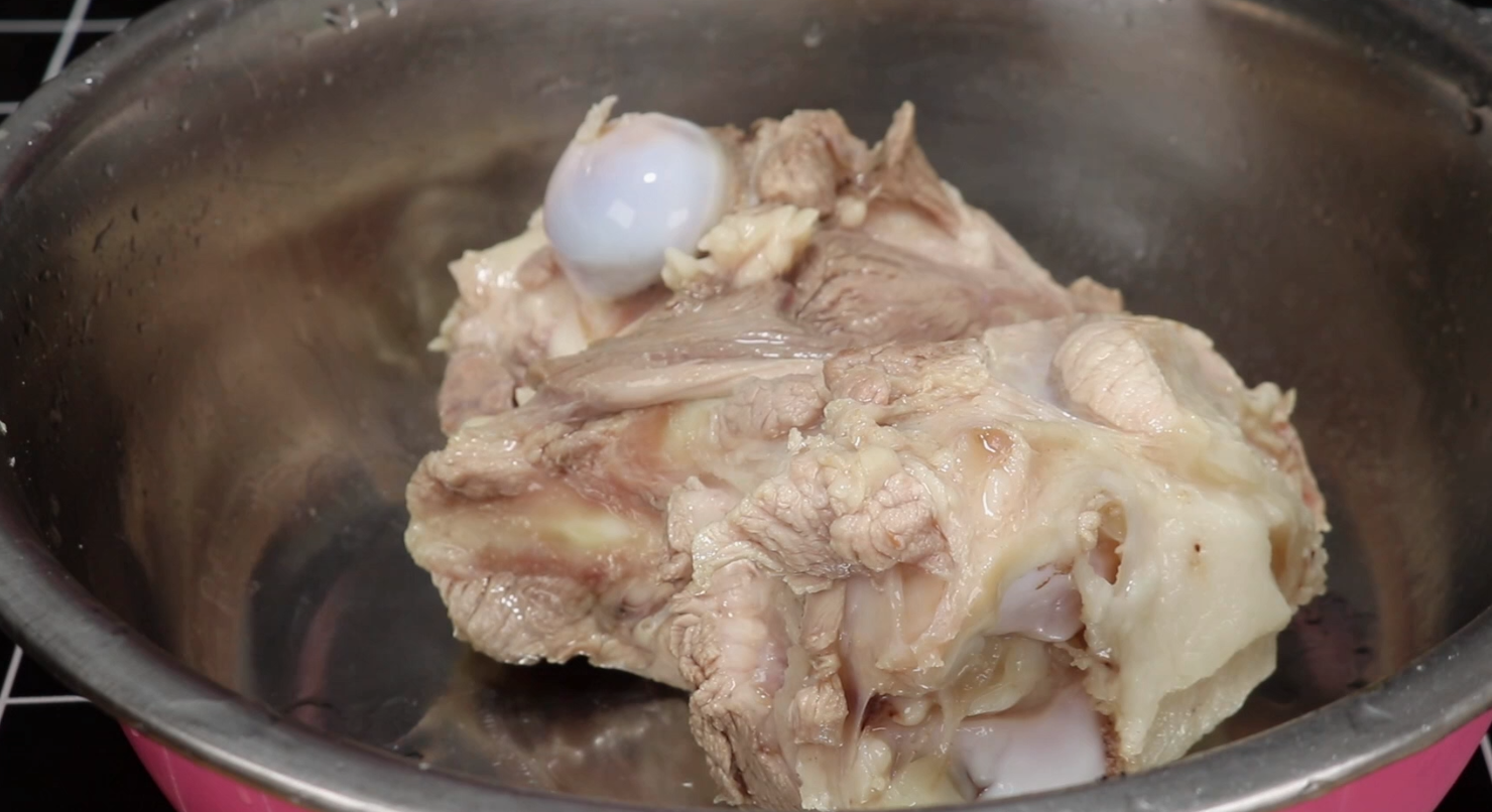 炖大骨头汤，要想好喝，牢记这个秘诀，炖的汤浓好喝补钙