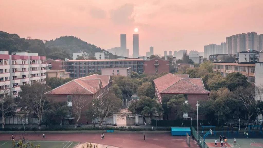 坐享5A级景区，坐拥3条专属地铁线，湖南这所高校获《人民日报》认证！