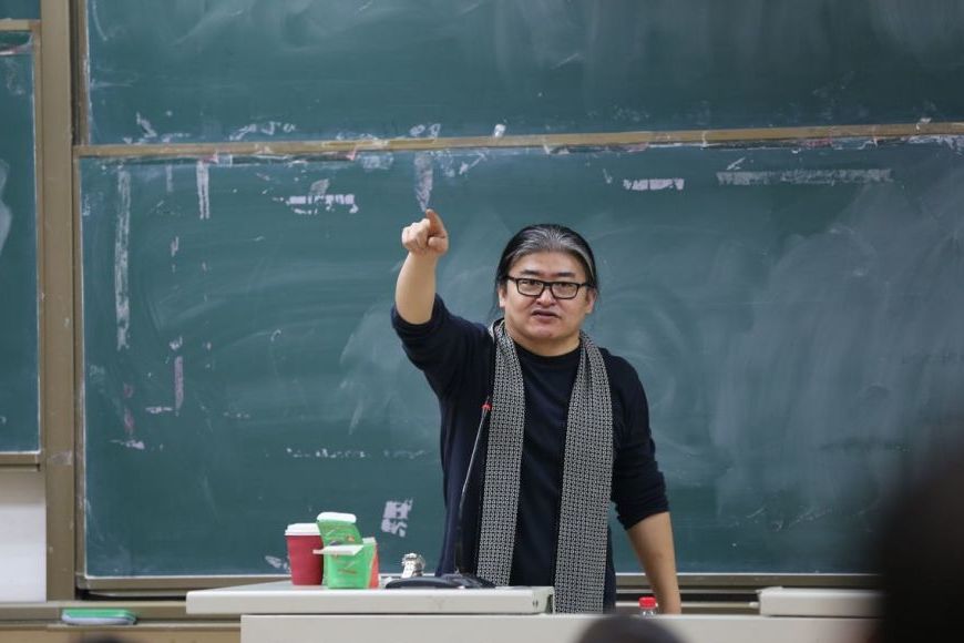 娱乐圈的“大学老师”：张杰特聘惹争议，陈翔返校遭抵制