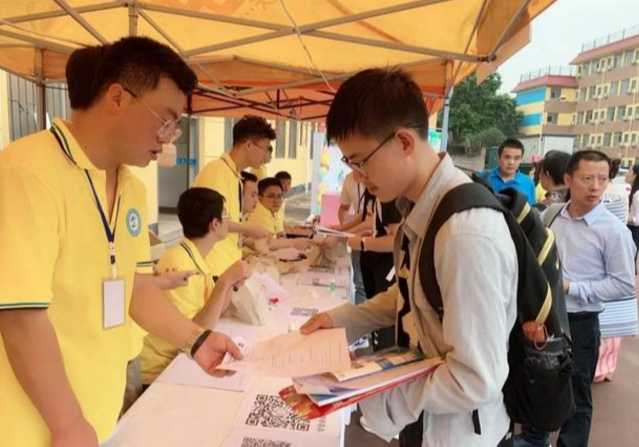 普通家庭想要供一名本科生，4年要花多少钱？这个数字有些吓人