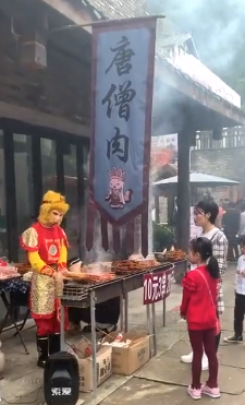 什么是代沟？大概就是你说笑尿了，你妈惊呆了