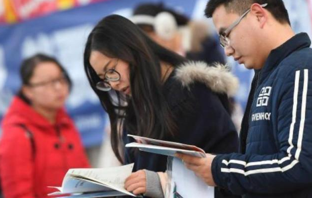 大学生临近毕业时，“三方协议”不要随意签，可能会影响以后就业