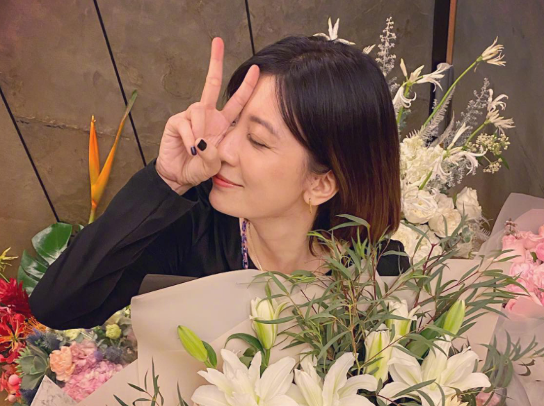 47岁贾静雯生日晒三女儿，咘咘颜值最像亲妈，梧桐妹越长越漂亮