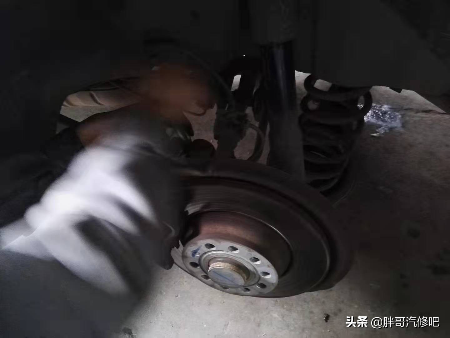 汽车颠簸时底盘异响原因分析与排查