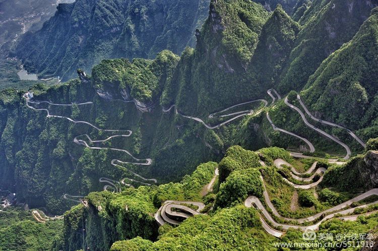 玉壶峰下松涛起，天界佛国掸尘埃！走遍千山万岭，唯天门山独有