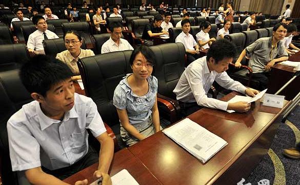 公务员笔试和面试都通过，但考生在大学期间被记处分，政审能过吗