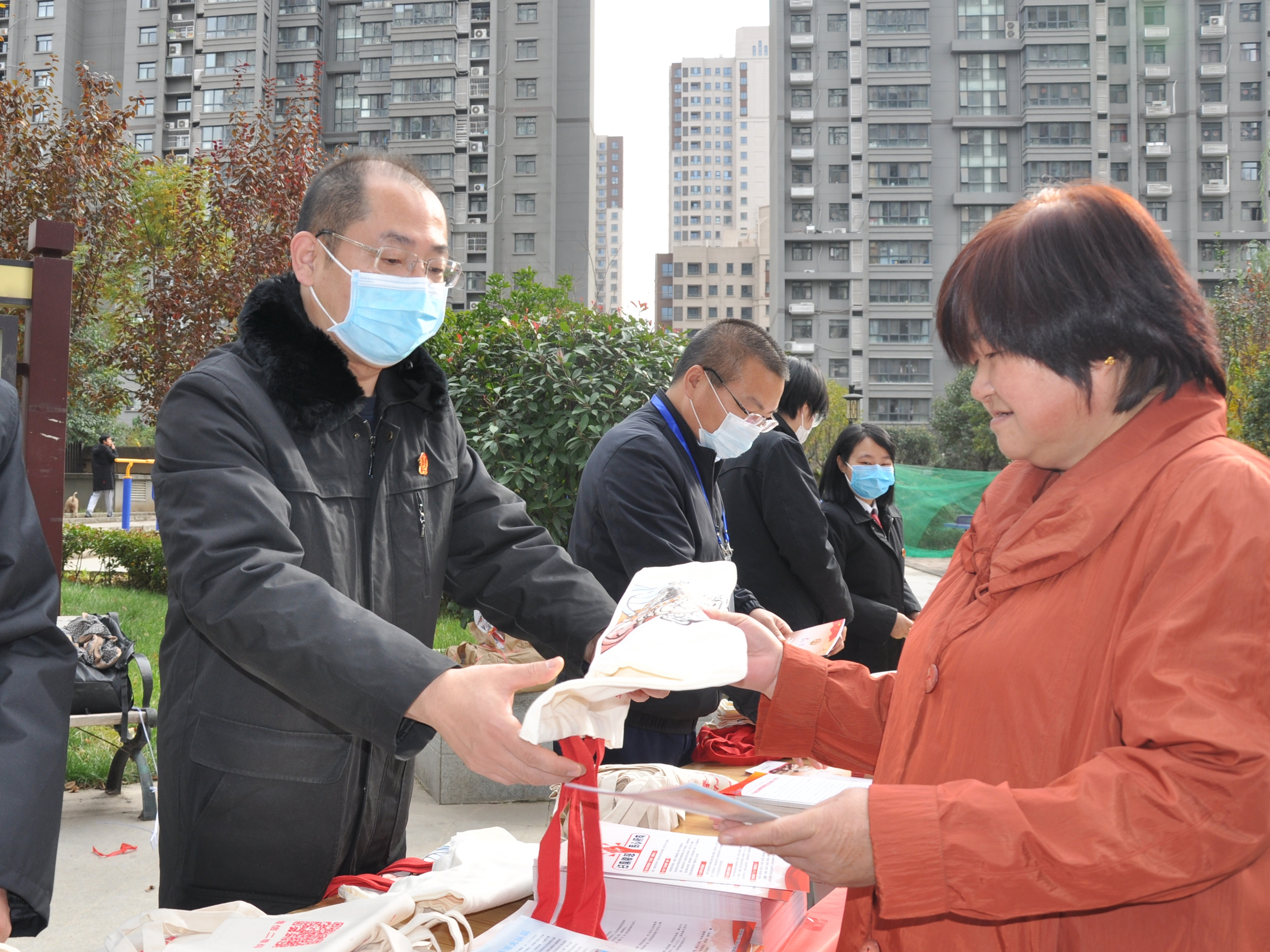 西安市雁塔法院：雁法平安号 | 法官普法社区行 做平安路上的“守护人”