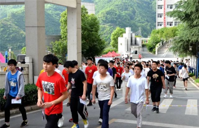 高考满分作文《袁隆平的禾下乘凉梦》，创造源于热爱，考生可套用