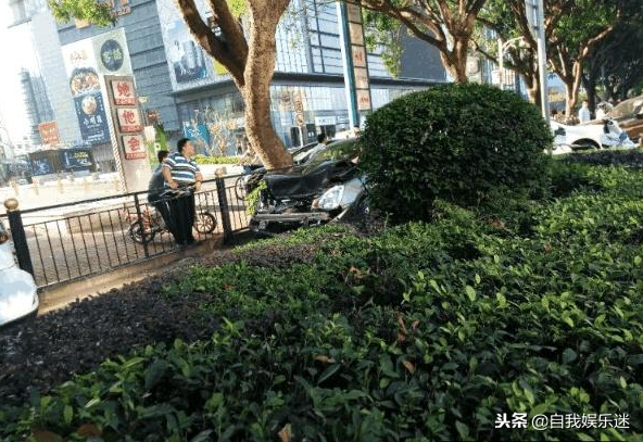 比亚迪S7小路遭日产轩逸追尾，挪车后，车主：真想要当场卖车！