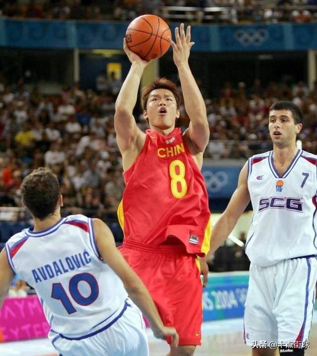 朱芳雨为什么不参加nba邀请(当年朱芳雨身体素质是男篮顶级，为何两次拒绝NBA球队的招募？)