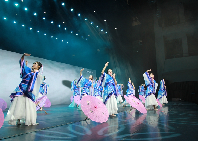 为什么大学期间都想当班干部？多半因这3个好处，网友：不早说