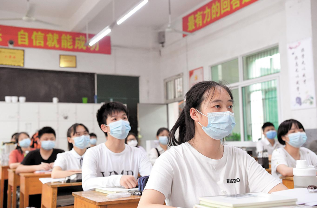 高考生作弊新方法，拍考题上传软件，网友：真是智商堪忧