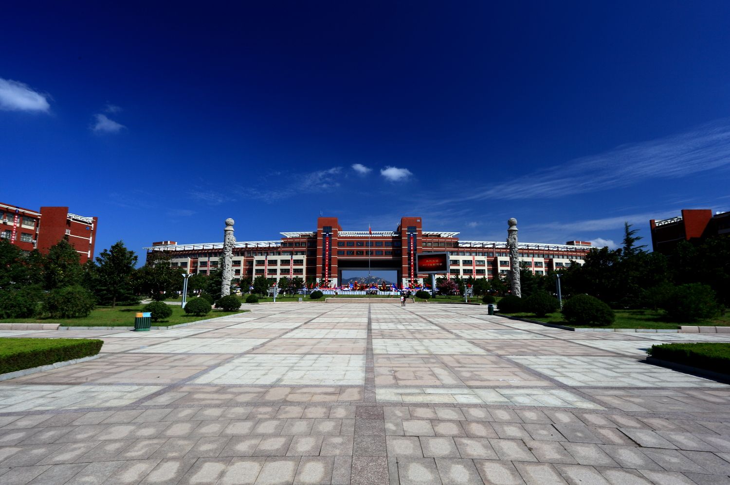 建设两所新大学，入围特大型城市，青岛高等教育还缺一样东西