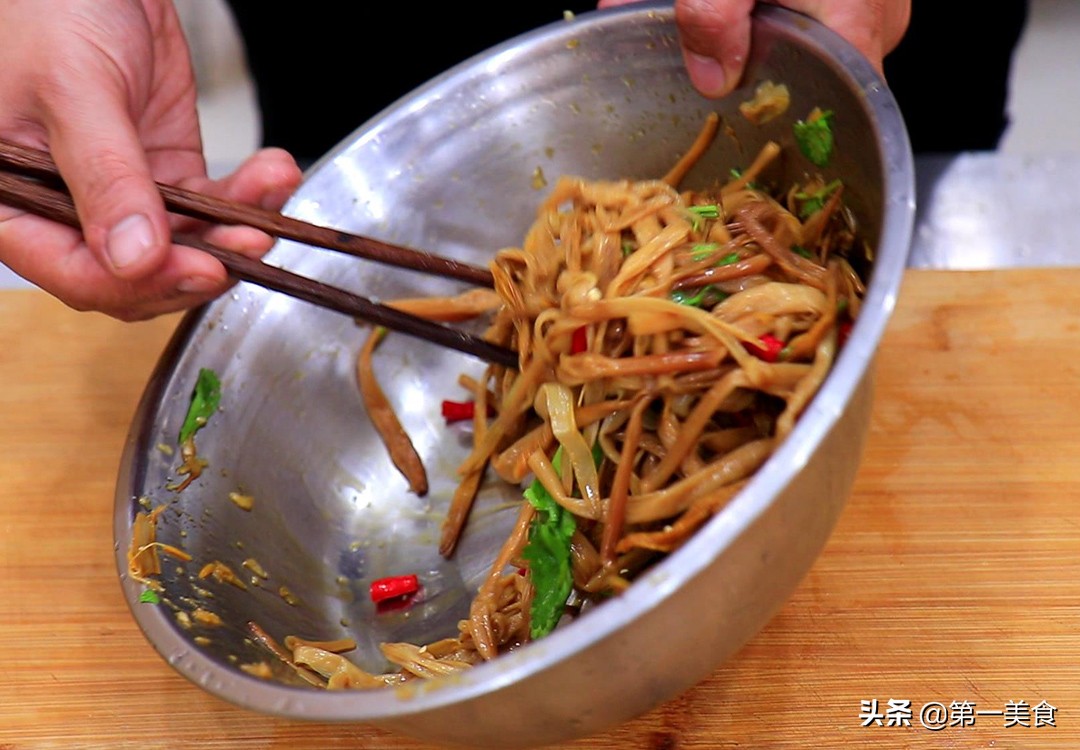 干黄花菜的家常做法（学会这个凉拌方法脆嫩爽口美味无穷）