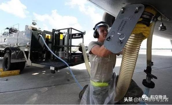 飞机上的粪便是直接往下丢吗？