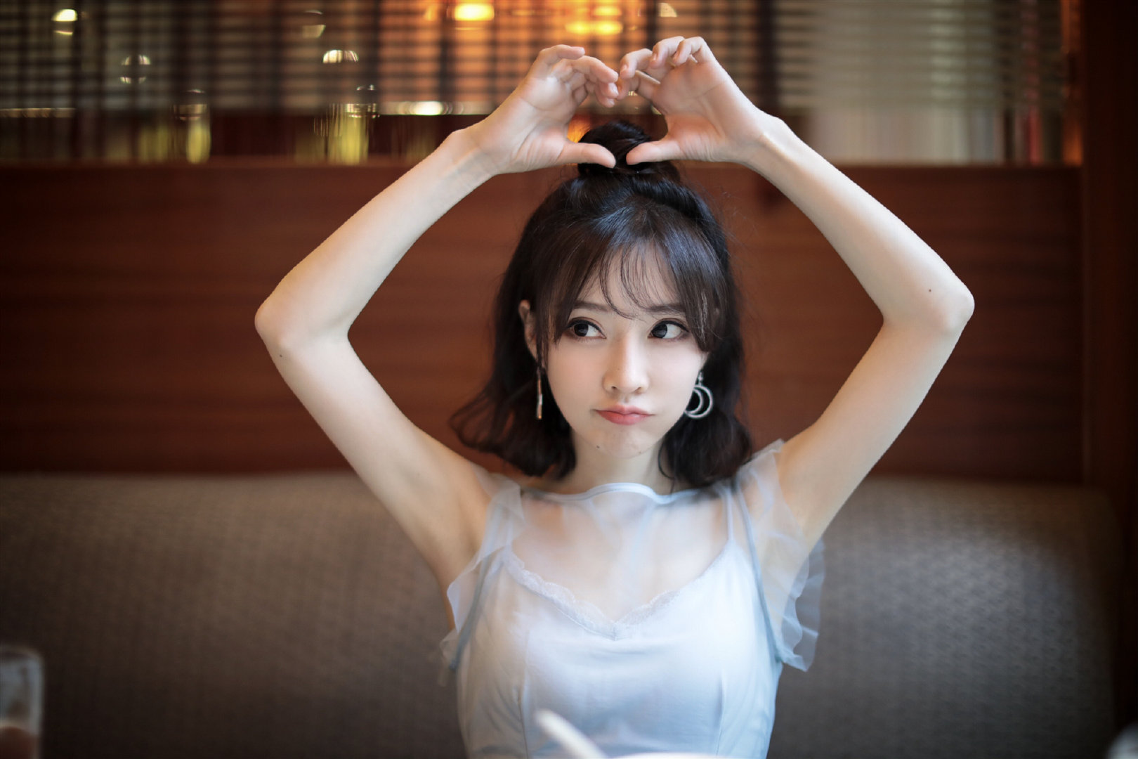 三,歌手的新身份冯提莫不仅发布了许多原创歌曲,还举