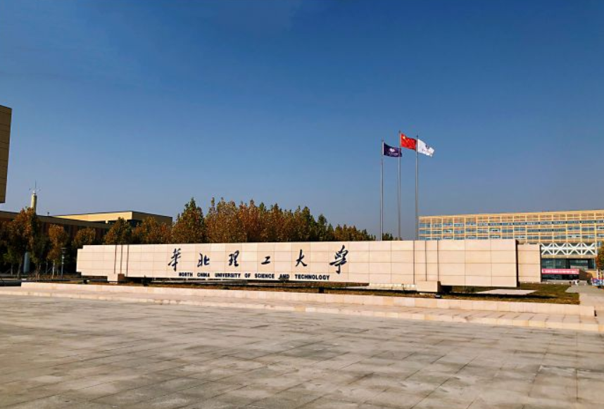 这所985大学位置荒凉，被调侃为“流放地”，学生笑称:骑骆驼上学