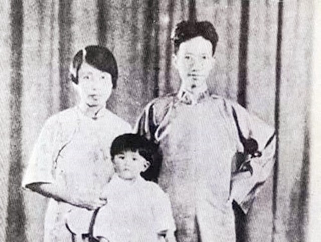 妻子卧病在床，他提前为妻子写挽联，妻子看后：我一定比你活得长