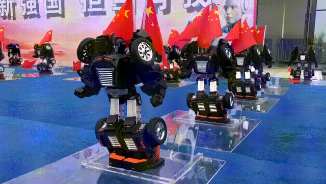星际特工实力开场秀，机器人组队踢起正步