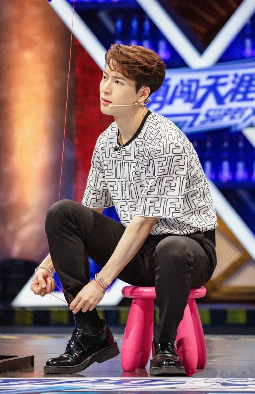 175cm王嘉尔很会穿,轻松切换不同风格,这三种组合精致时髦