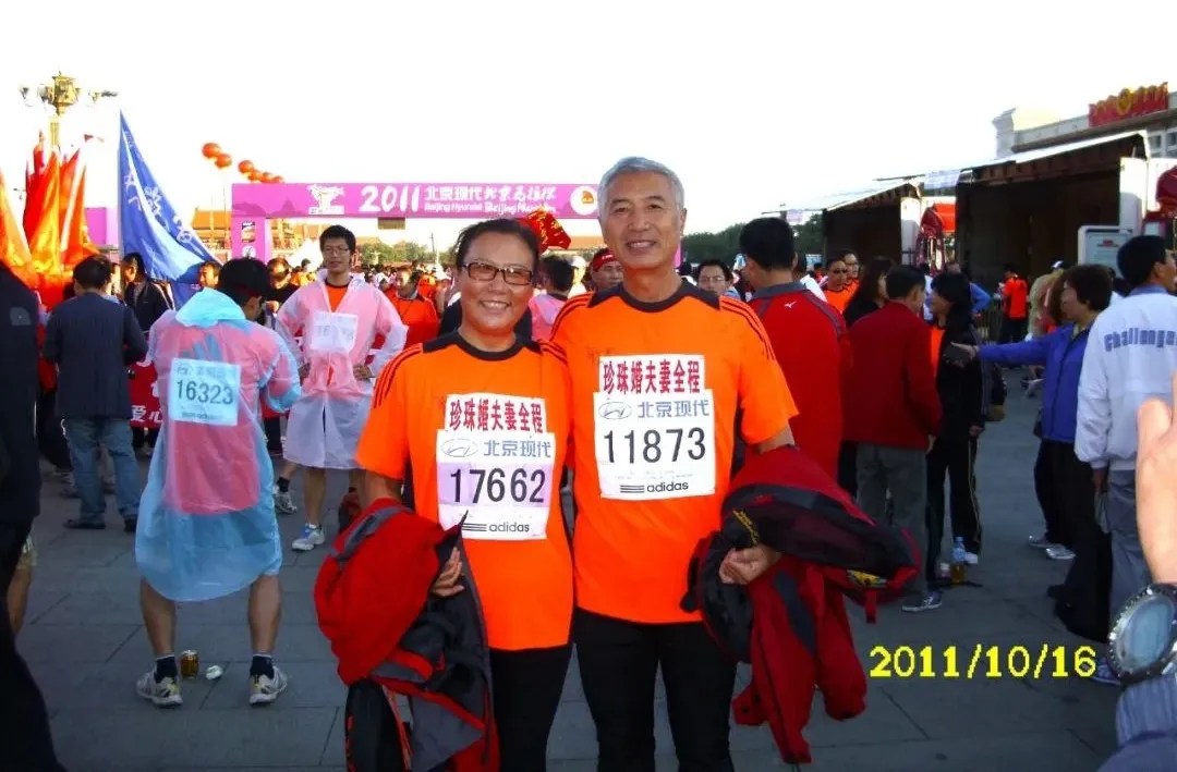 六旬夫妻为抗癌健身,10年跑103场马拉松:这是真·爱情长跑