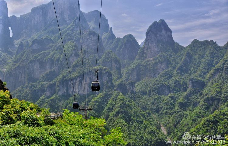 玉壶峰下松涛起，天界佛国掸尘埃！走遍千山万岭，唯天门山独有