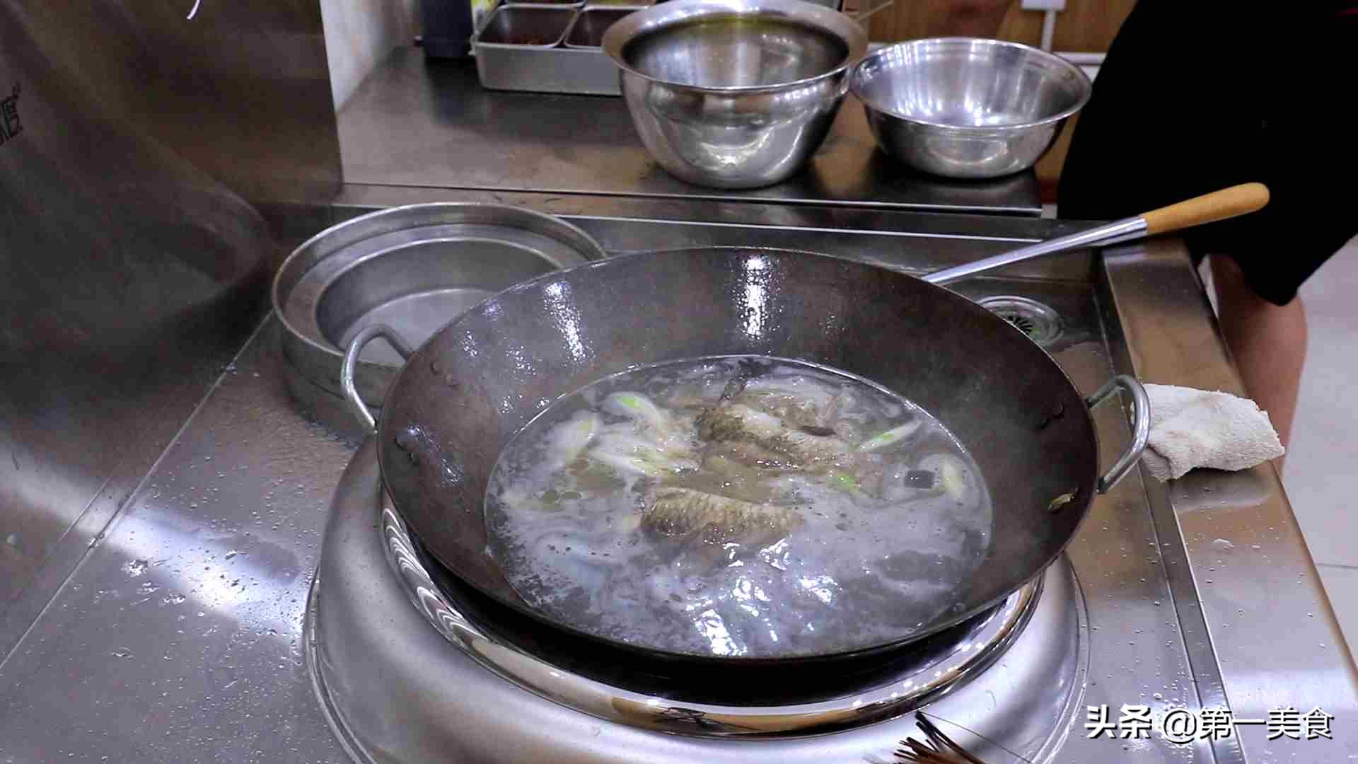 鲫鱼炖豆腐做法（7步做出汤汁奶白味道鲜）