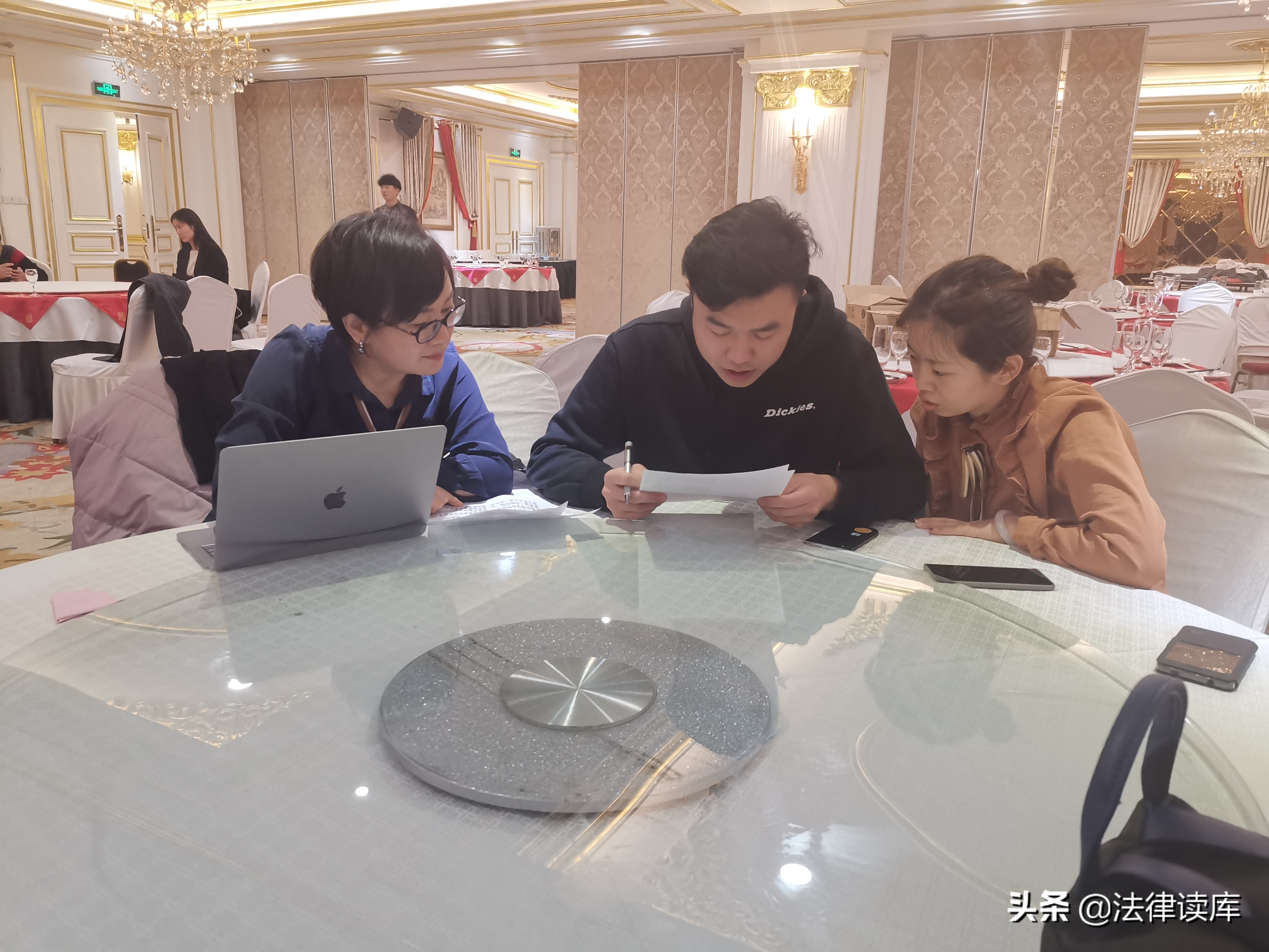 只因你是一名律师