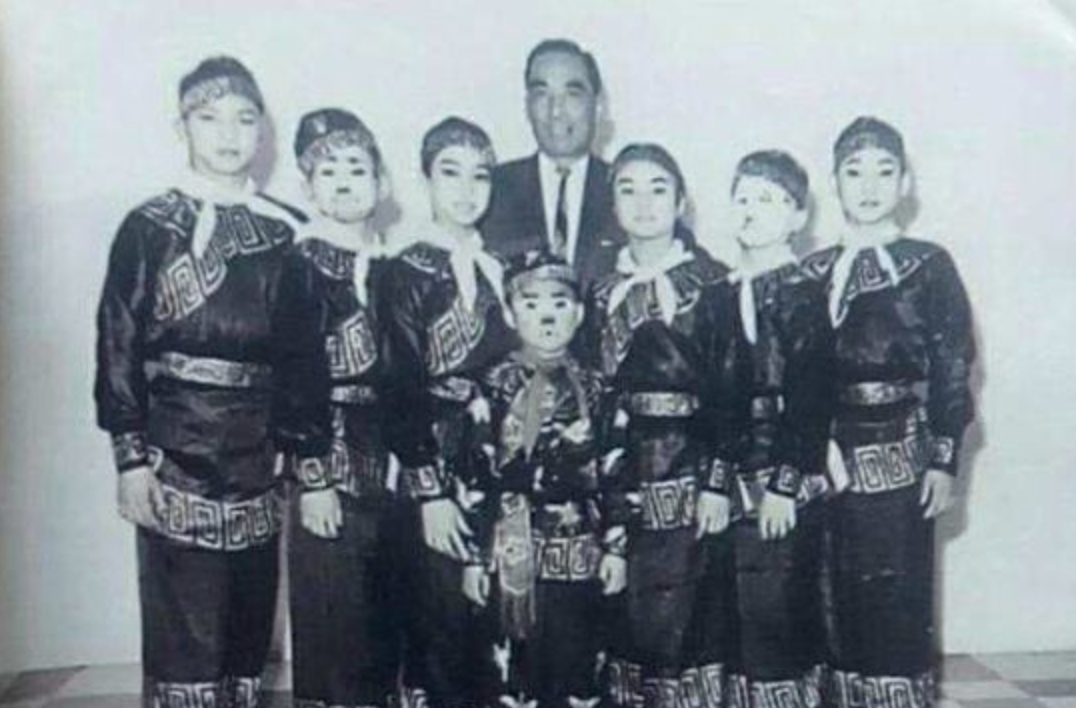 23年前，成龙为悼念恩师从21楼纵身一跃，跳出世界纪录震惊好莱坞