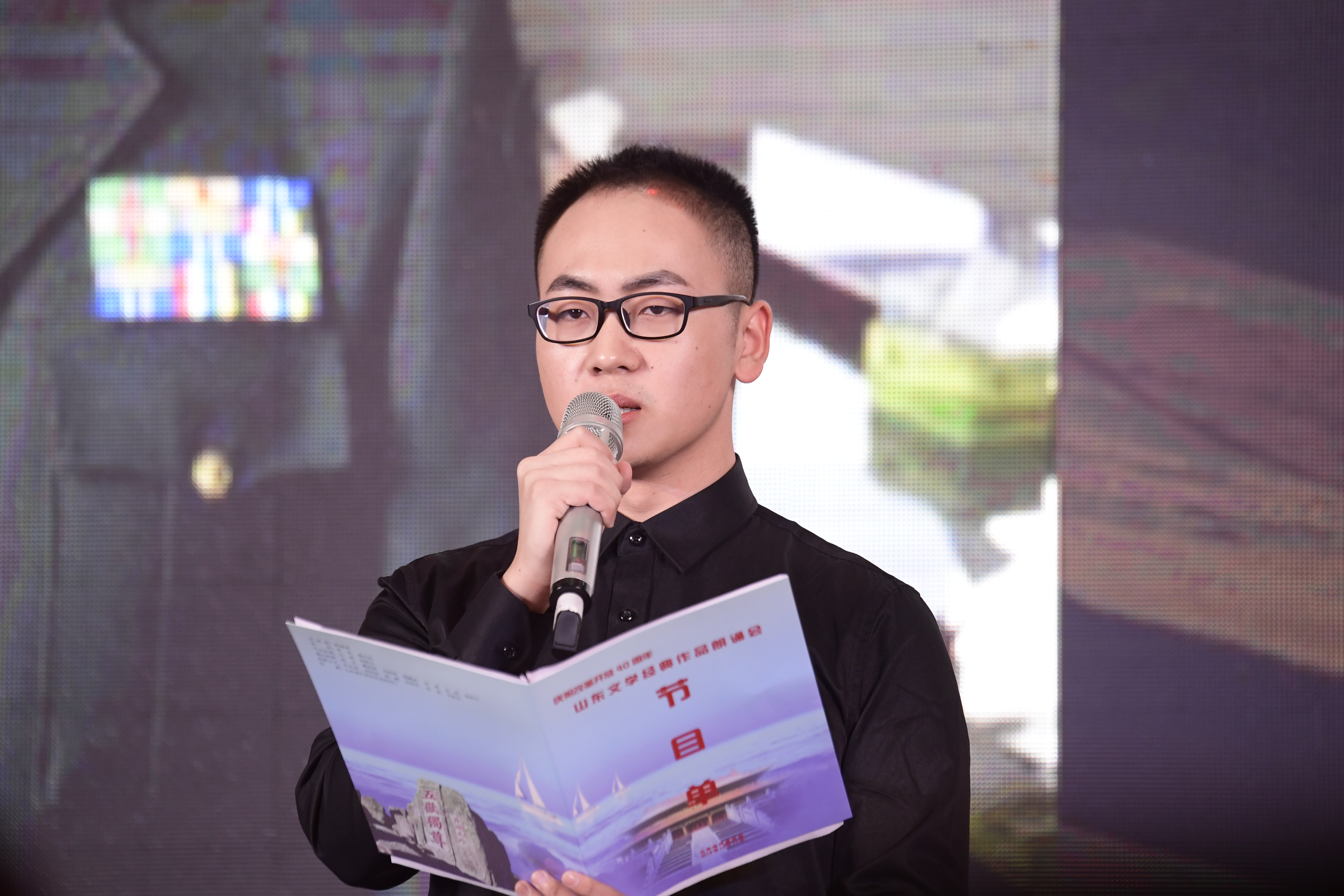 众多知名主持人联袂登台，“诗城之光大型跨年诗会”倾情巨献！