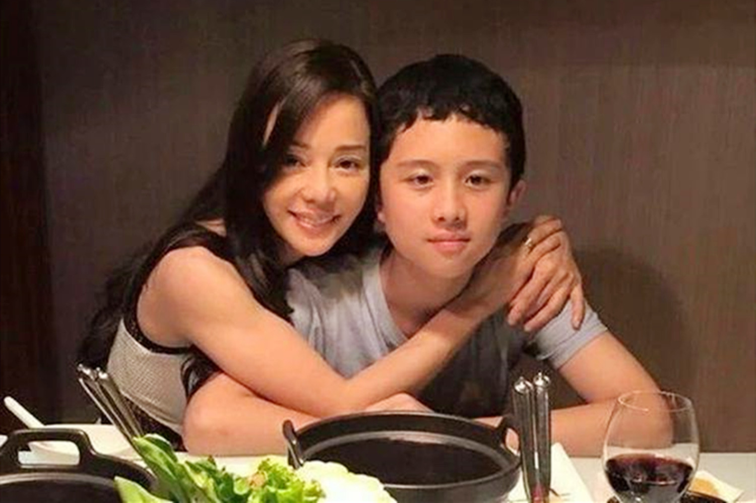 儿子12岁断奶、15岁分床，狄莺“畸形”的母爱毁了孩子的未来