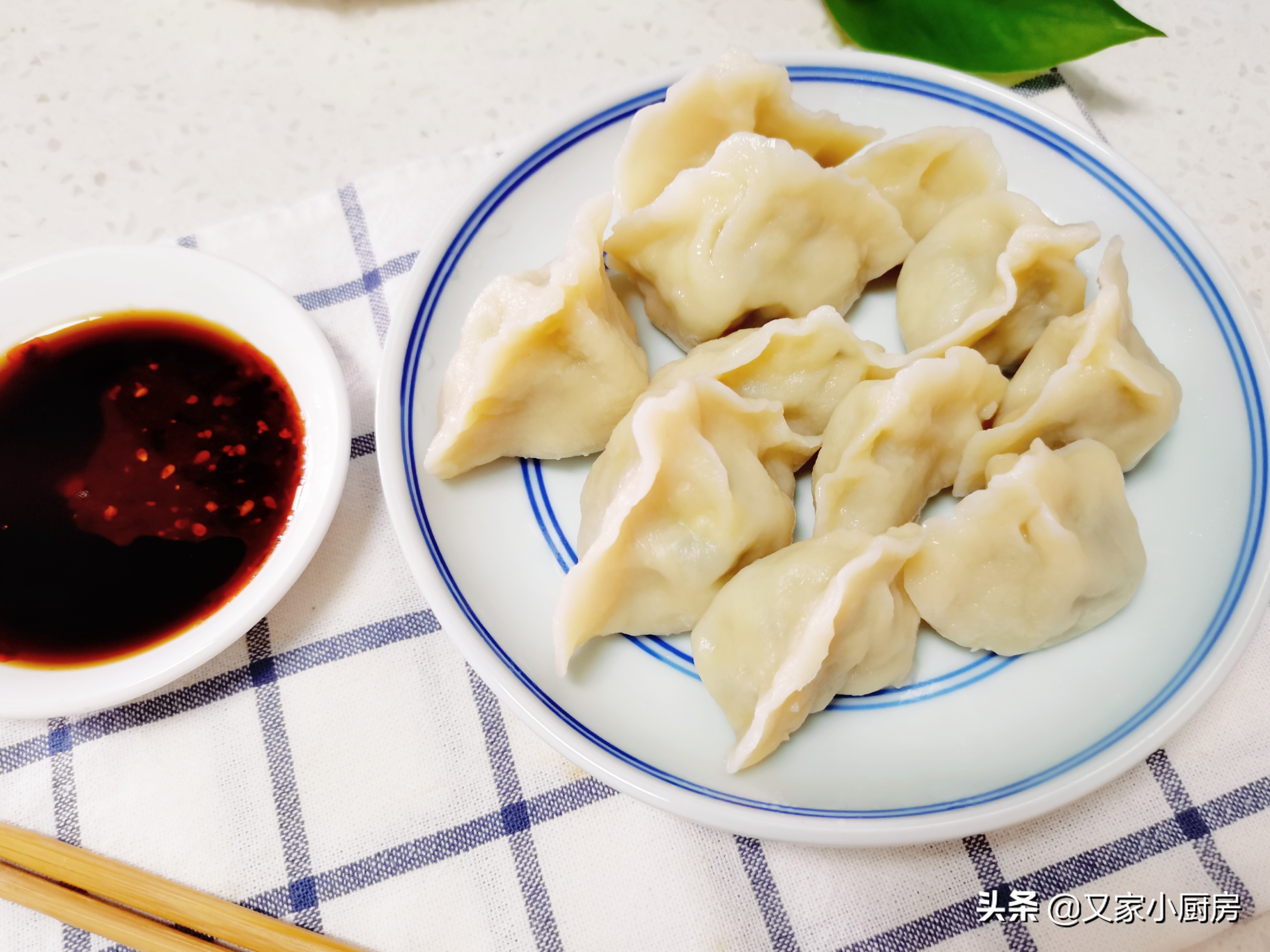 三鲜馅的饺子怎样调拌最好吃？教你一个技巧，饺子鲜香好吃不出水