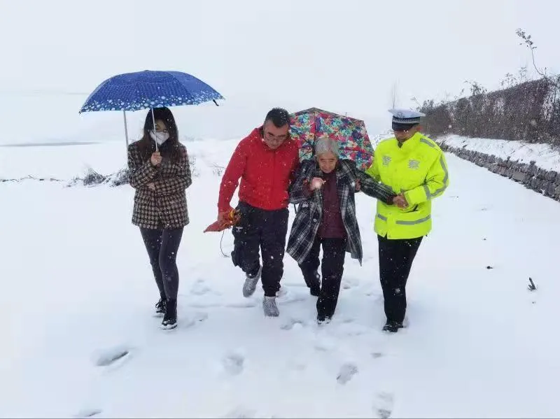 雨雪中的守护：济南公安化身成为风雪中的最美警色