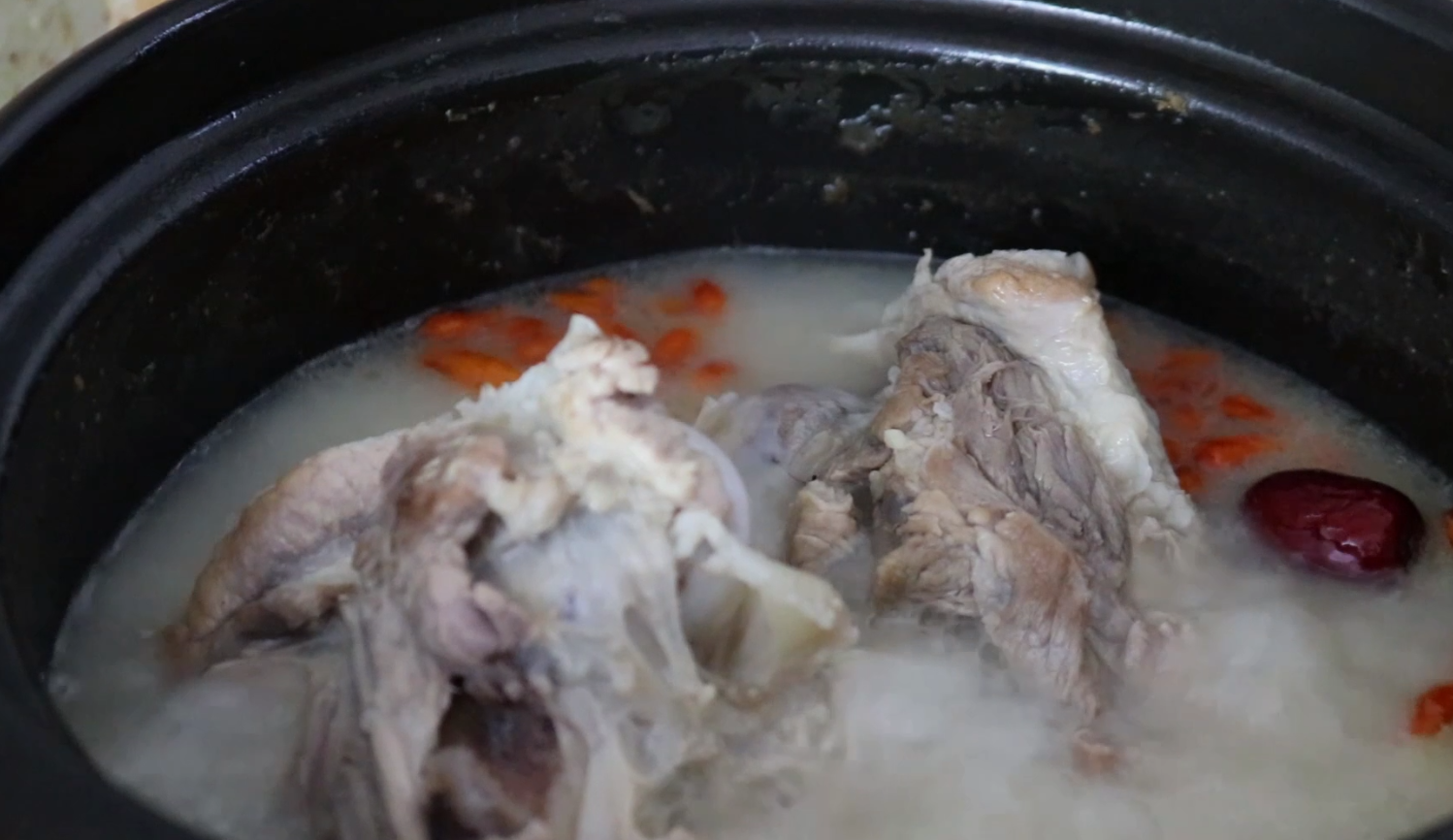 炖大骨头汤，要想好喝，牢记这个秘诀，炖的汤浓好喝补钙