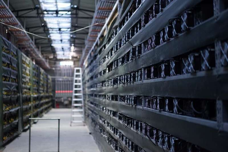 比特币一夜暴跌崩盘！全球最大矿场断电关机，韭菜：都怪中国