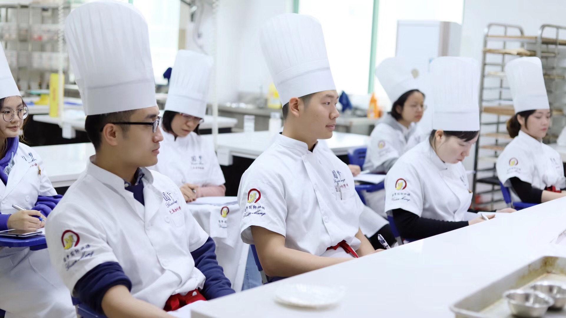 蛋糕烘焙培训学校收费（别去做学徒了）