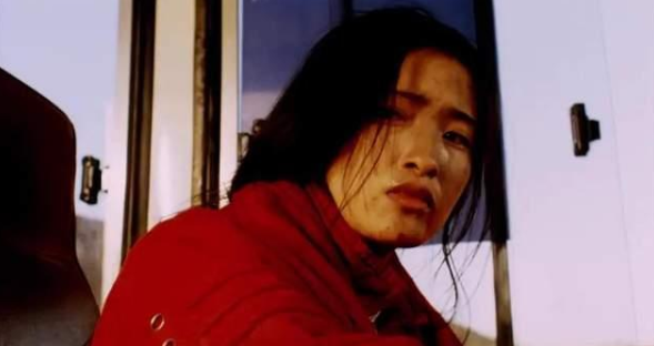 女司机被欺辱，全车乘客视而不见，《车四十四》揭露了人性的冷漠