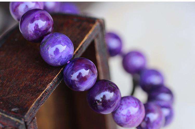 舒俱来石因其特别的颜色和对人体的功效在近年来深受大家的追捧,价格