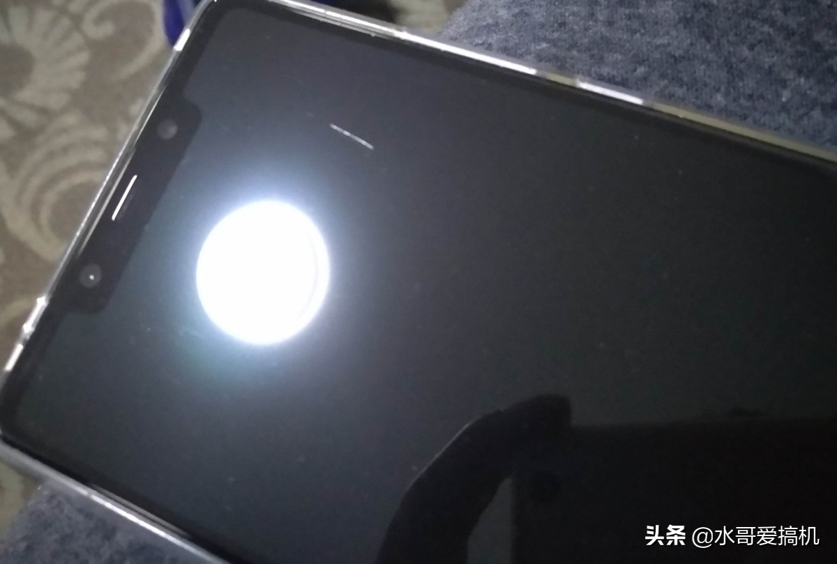 手机屏幕为什么会无缘无故出现细小划痕？ 