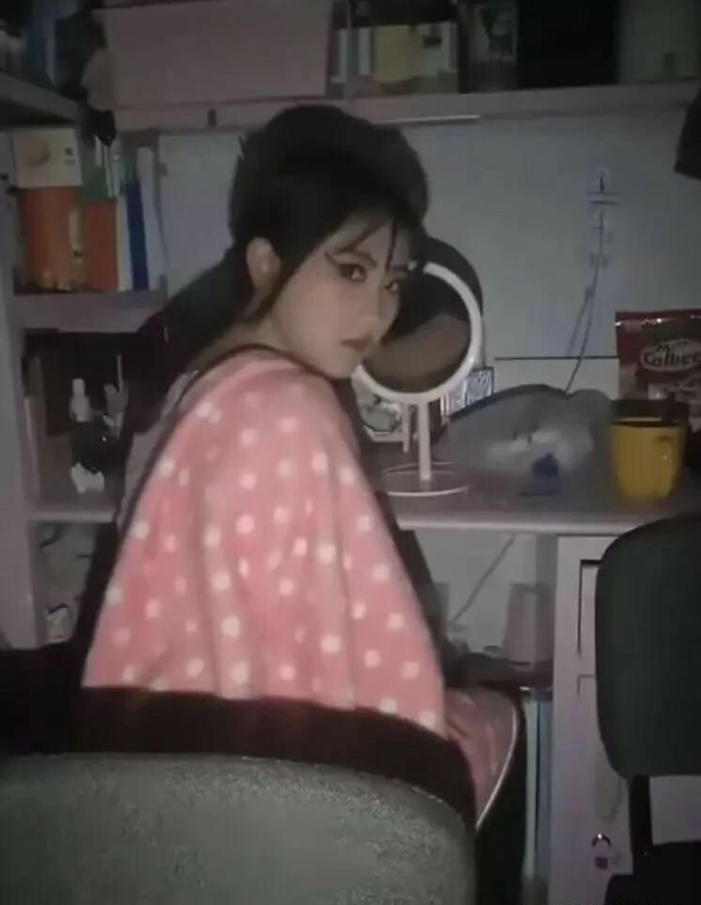 惊恐！为什么女友总是大半夜起来照镜子？已经不是第一次了