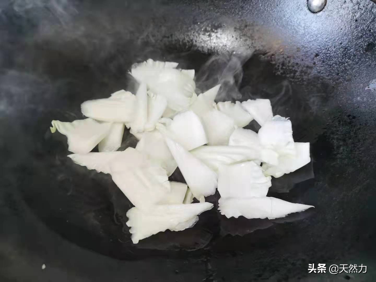 白菜猪肉炒粉条，酒店的做法，家常的味道，简直太美味了