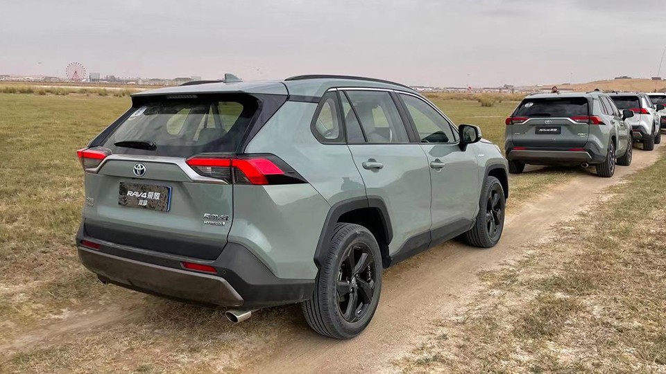 沙漠试驾丰田RAV4荣放混动版，二十多万买它值得吗？
