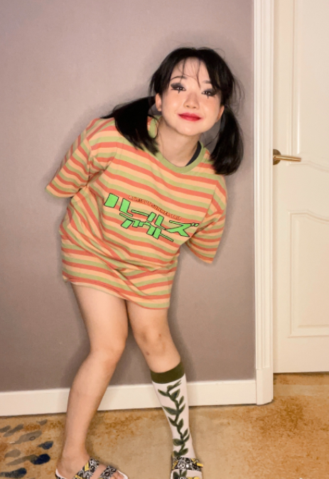 辣目洋子颠覆审美标准,小眼睛大圆脸,穿黄色抹胸裙却意外时髦